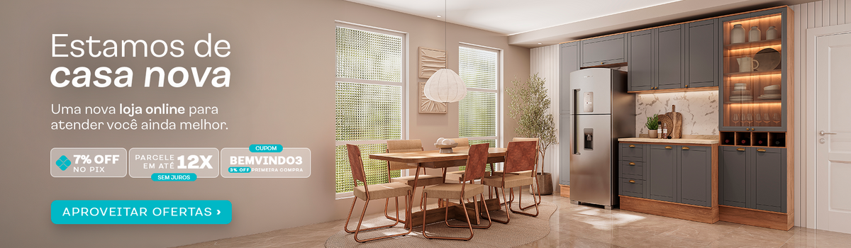 imagem de uma sala de jantar com geladeira mesa cadeira