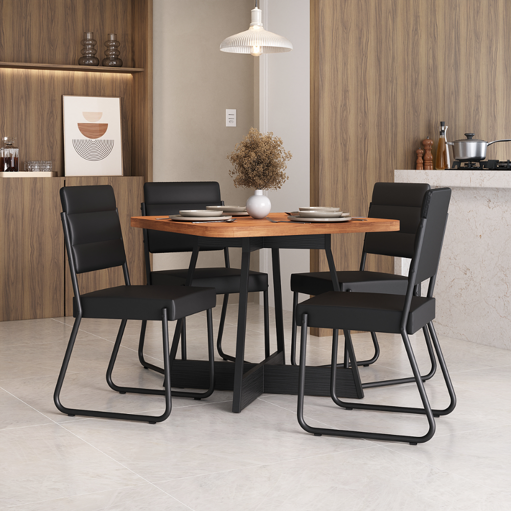 Conjunto de jantar Charlotte com mesa quadrada de tampo nogal e 4 cadeiras pretas estofadas em cozinha