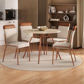 Conjunto de jantar Georgia com mesa redonda off white e 4 cadeiras estofadas, ambientado com tapete redondo e estante