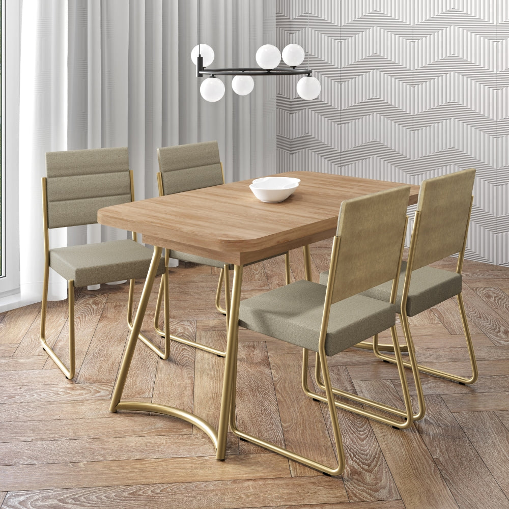 Conjunto de jantar Hilli com mesa carvalho e 4 cadeiras bege, ambientado com pendente e piso de madeira