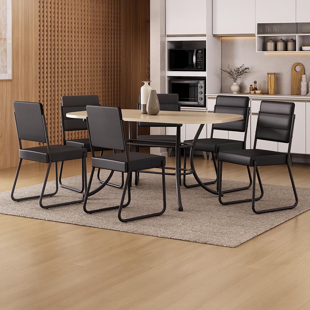 Conjunto de jantar Fenix com mesa retangular off white e 6 cadeiras em napa preta, ambientado com tapete e vasos sobre a mesa