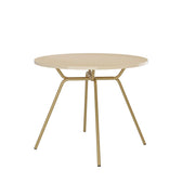 Mesa de jantar redonda 1588 Carraro com tampo off white e estrutura dourada de pés inclinados, vista em ângulo