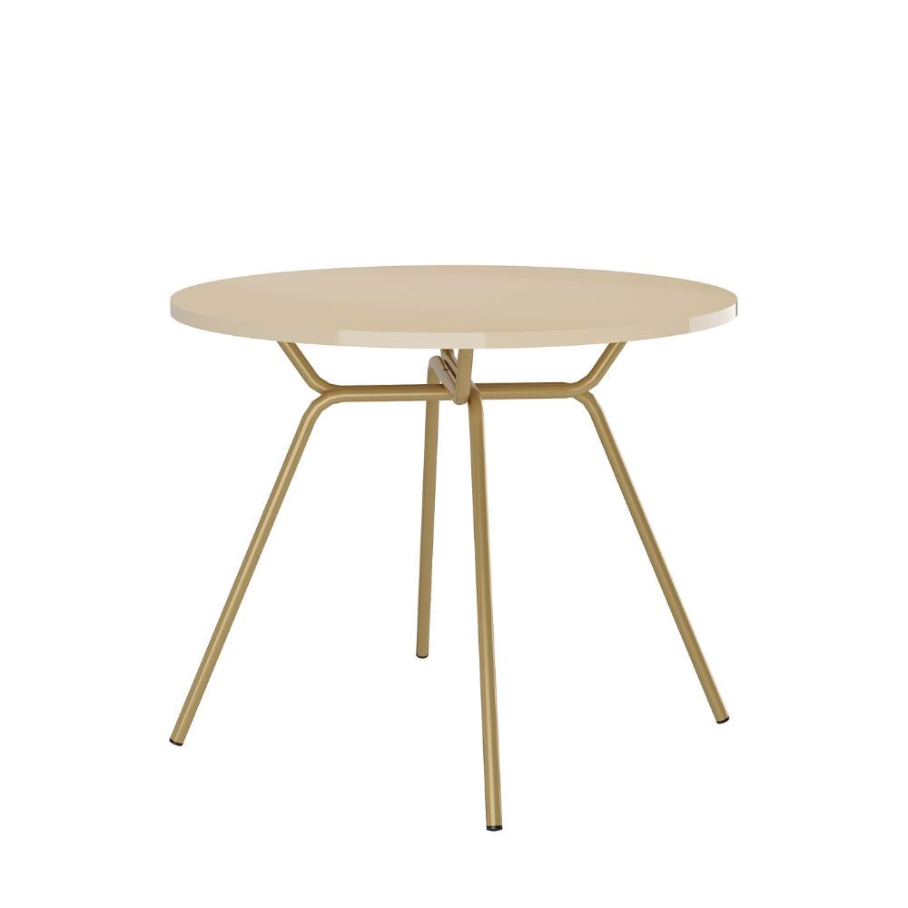 Mesa de jantar redonda 1588 Carraro com tampo off white e estrutura dourada de pés inclinados, vista em ângulo