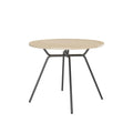Mesa de jantar redonda 1588 Carraro com tampo off white e estrutura preta de pés inclinados, vista em ângulo