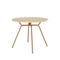 Mesa de jantar redonda 1588 Carraro com tampo off white e estrutura rosê cobre de pés inclinados, vista em ângulo
