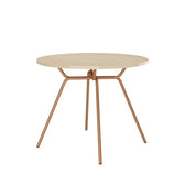 Mesa de jantar redonda 1588 Carraro com tampo off white e estrutura rosê cobre de pés inclinados, vista em ângulo