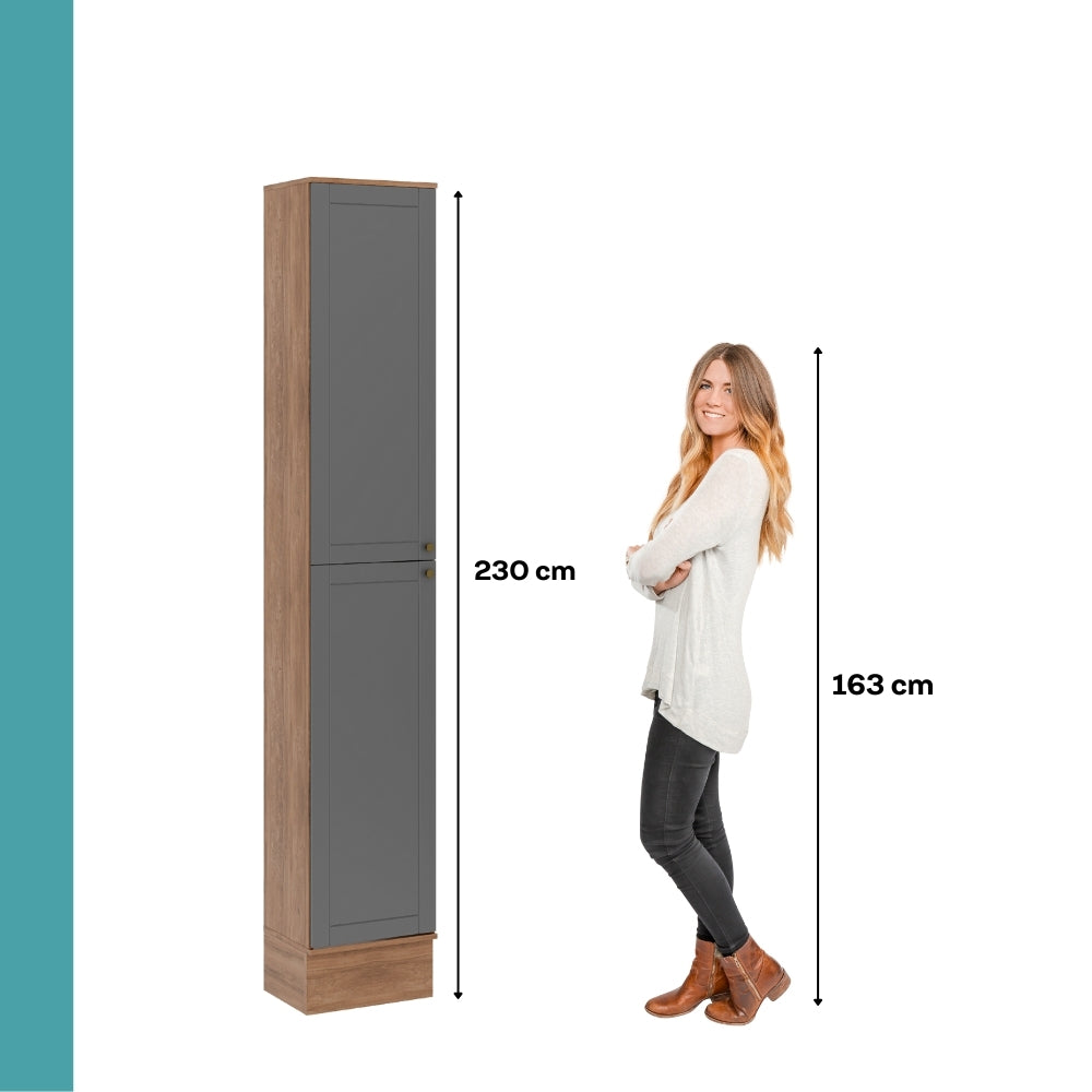 Paneleiro Milla de 230 cm de altura ao lado de uma pessoa de 163 cm, para comparar a escala