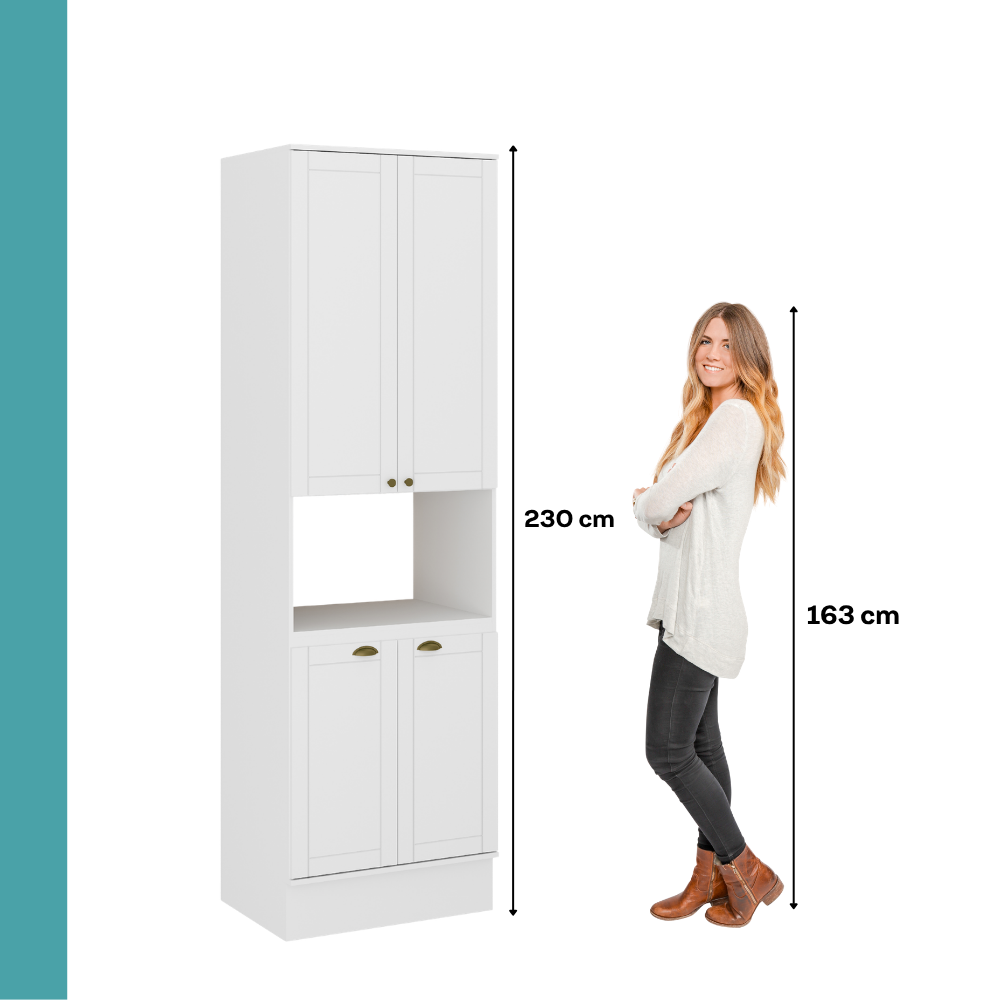 Torre quente Milla de 230 cm de altura ao lado de uma pessoa de 163 cm, para comparar a escala